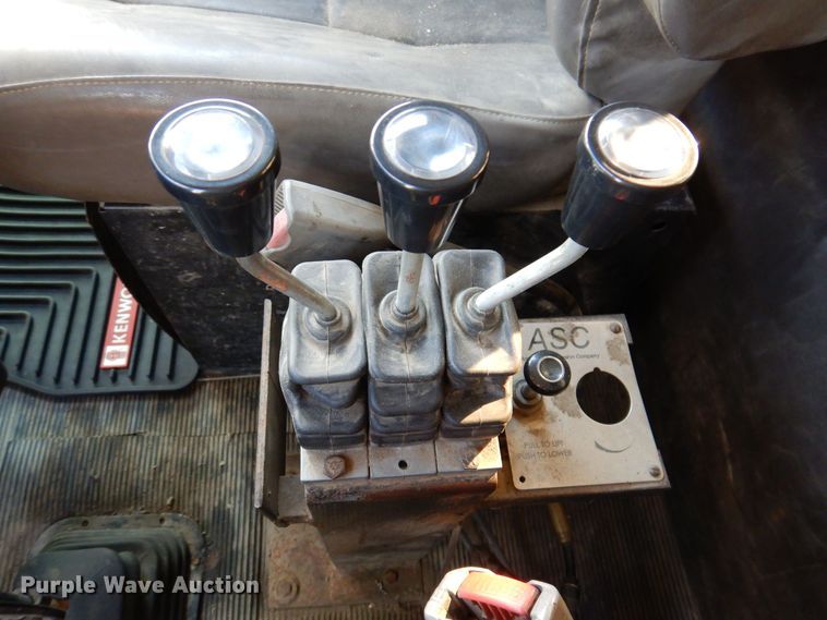 image for item KW9772 2006 Kenworth T800  roll-off container truck