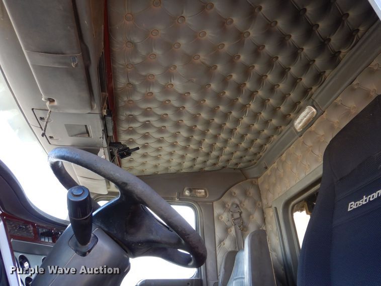 image for item KW9772 2006 Kenworth T800  roll-off container truck