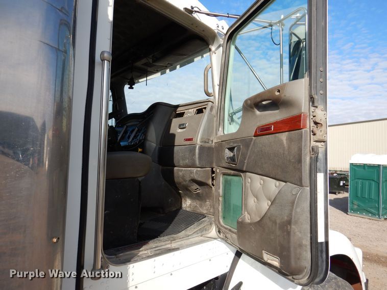 image for item KW9772 2006 Kenworth T800  roll-off container truck