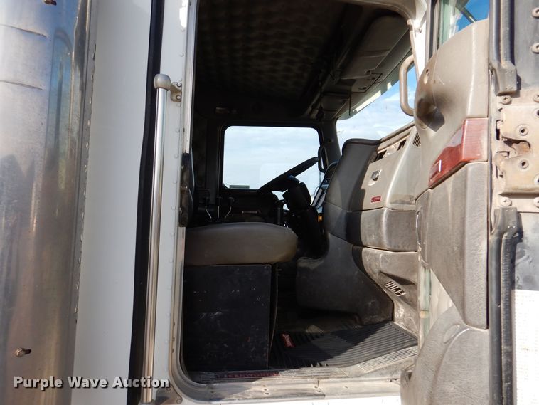 image for item KW9772 2006 Kenworth T800  roll-off container truck