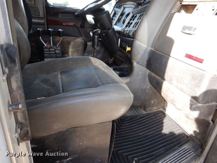 image for item KW9772 2006 Kenworth T800  roll-off container truck