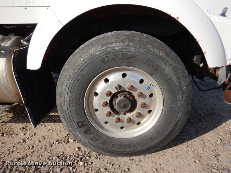 image for item KW9772 2006 Kenworth T800  roll-off container truck