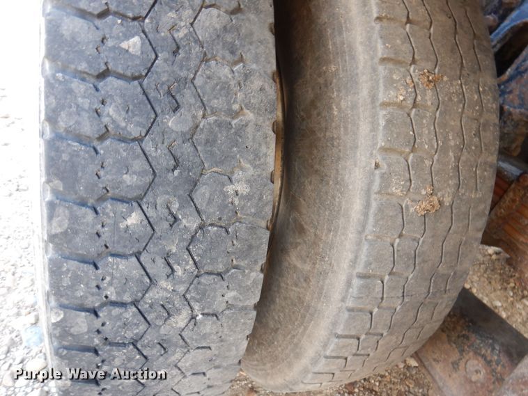 image for item KW9772 2006 Kenworth T800  roll-off container truck