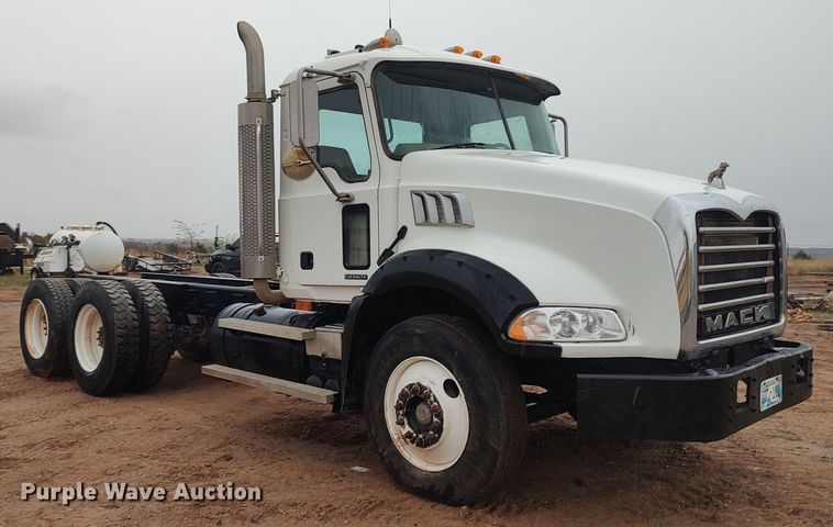 image for item LK9338 2006 Mack Granite  truck cab and chassis