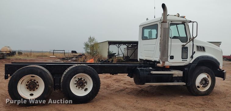 image for item LK9338 2006 Mack Granite  truck cab and chassis