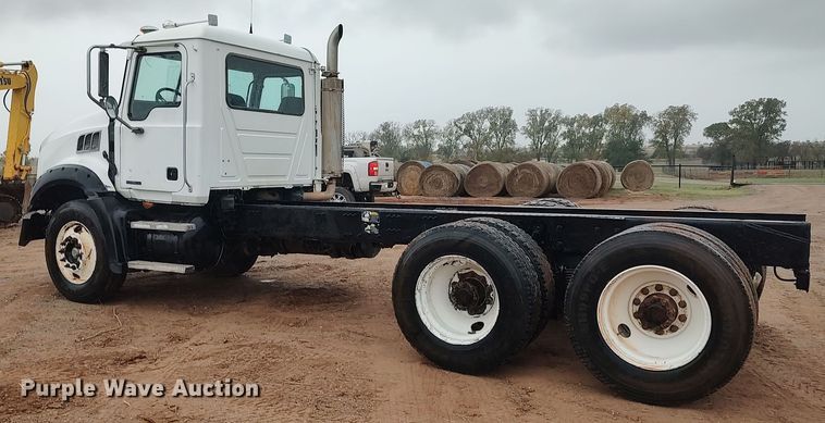 image for item LK9338 2006 Mack Granite  truck cab and chassis