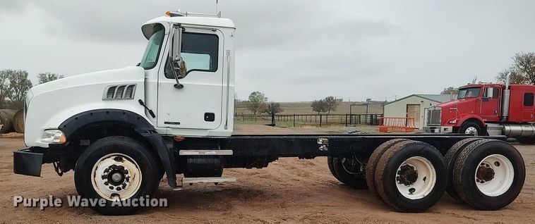image for item LK9338 2006 Mack Granite  truck cab and chassis