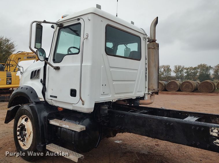 image for item LK9338 2006 Mack Granite  truck cab and chassis