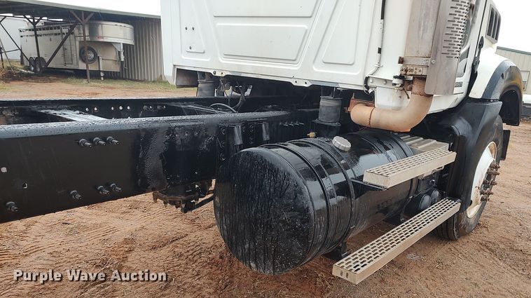 image for item LK9338 2006 Mack Granite  truck cab and chassis