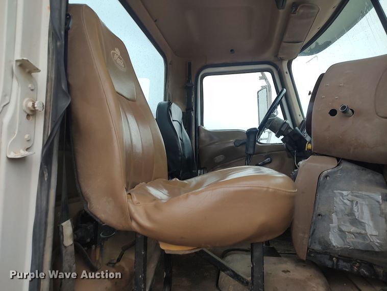 image for item LK9338 2006 Mack Granite  truck cab and chassis