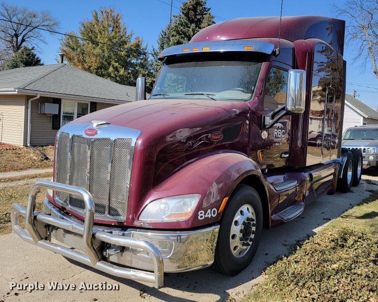 image for item LL9665 2017 Peterbilt 579  semi truck