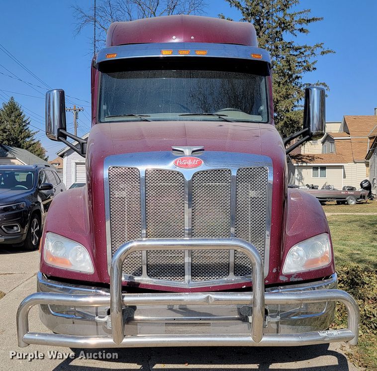image for item LL9665 2017 Peterbilt 579  semi truck