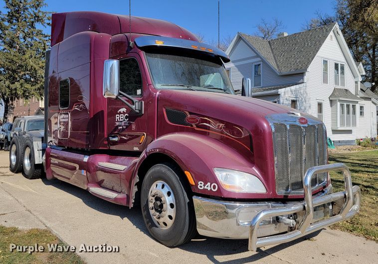 image for item LL9665 2017 Peterbilt 579  semi truck