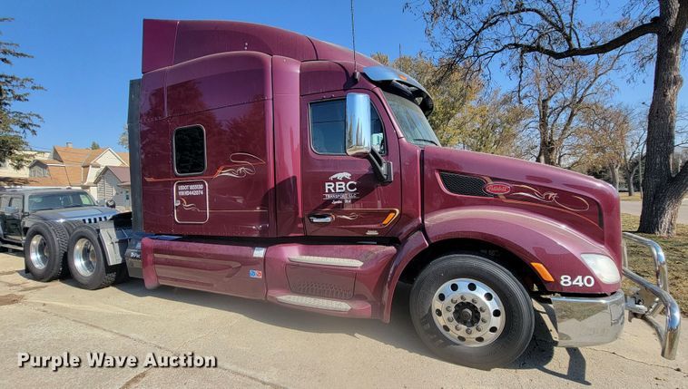 image for item LL9665 2017 Peterbilt 579  semi truck