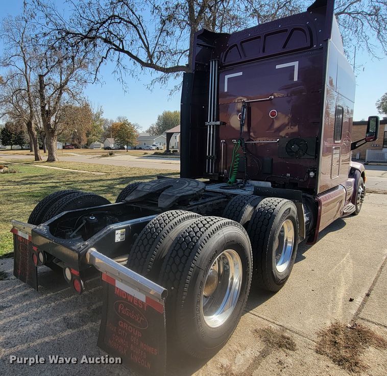 image for item LL9665 2017 Peterbilt 579  semi truck