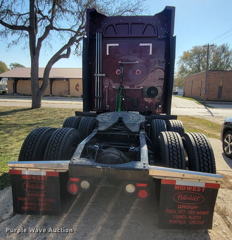 image for item LL9665 2017 Peterbilt 579  semi truck