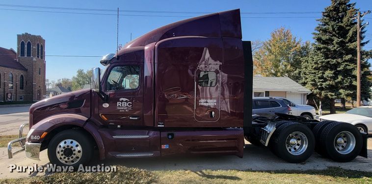 image for item LL9665 2017 Peterbilt 579  semi truck