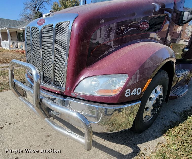 image for item LL9665 2017 Peterbilt 579  semi truck