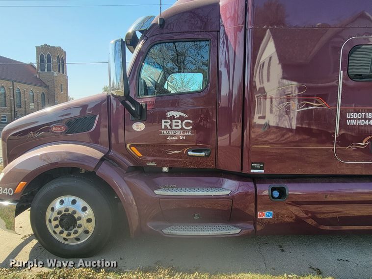 image for item LL9665 2017 Peterbilt 579  semi truck