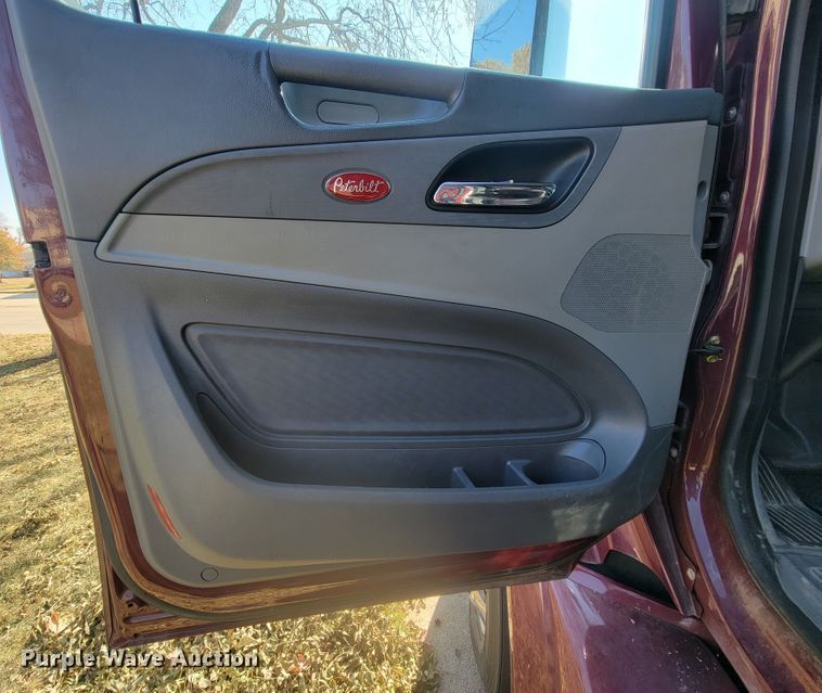 image for item LL9665 2017 Peterbilt 579  semi truck