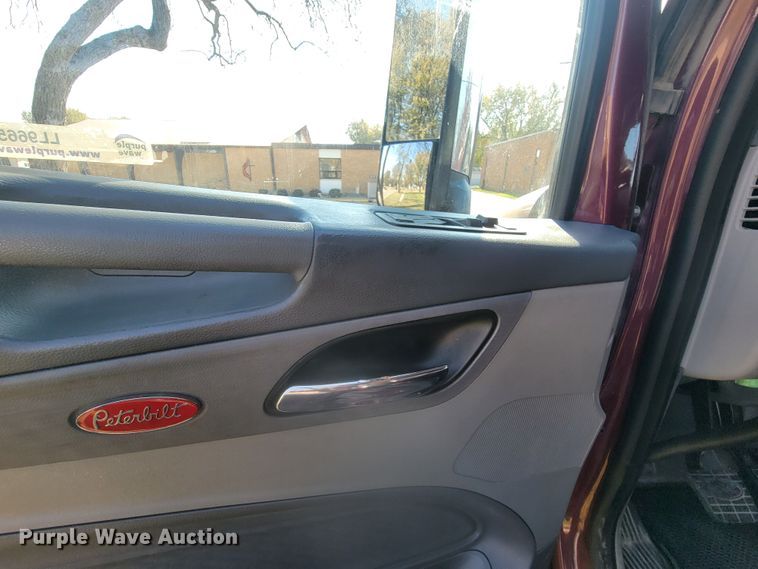 image for item LL9665 2017 Peterbilt 579  semi truck