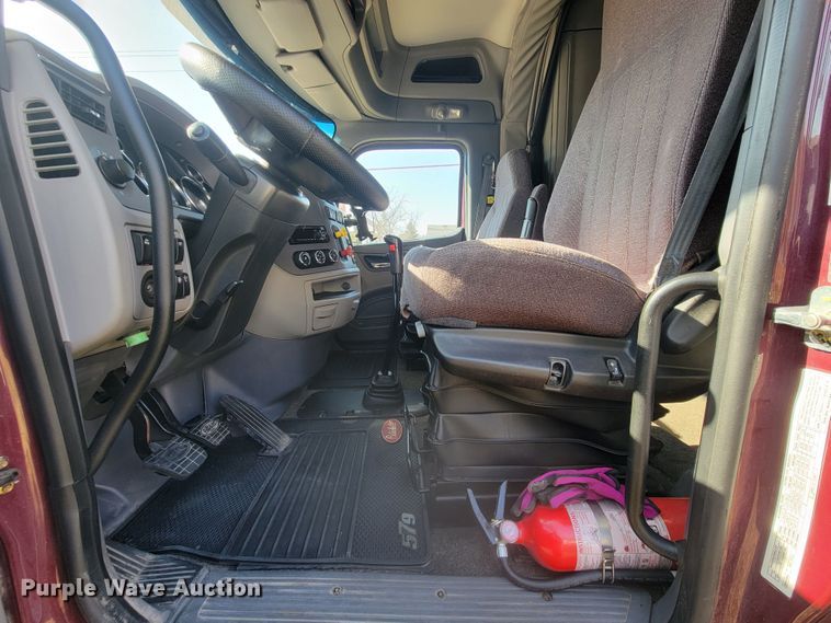 image for item LL9665 2017 Peterbilt 579  semi truck