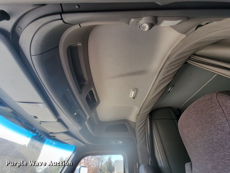 image for item LL9665 2017 Peterbilt 579  semi truck