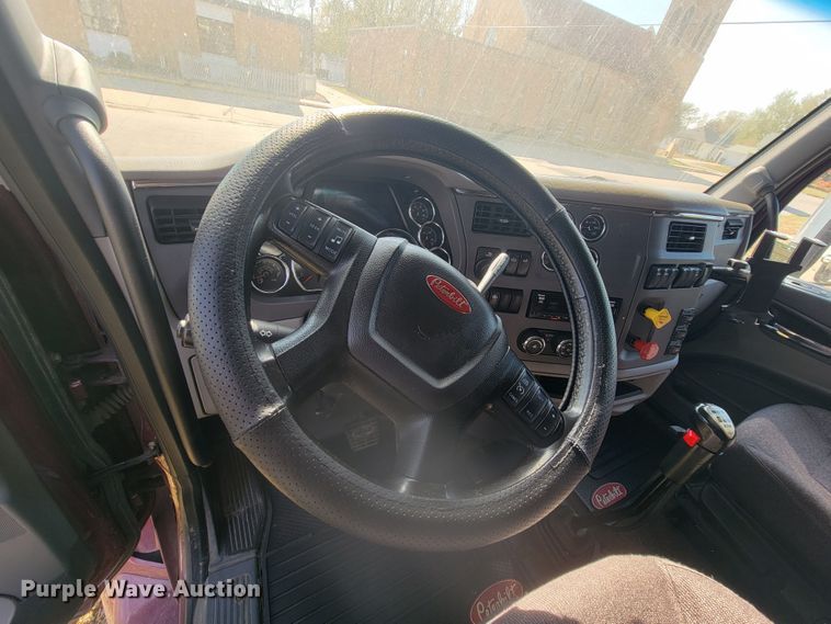 image for item LL9665 2017 Peterbilt 579  semi truck