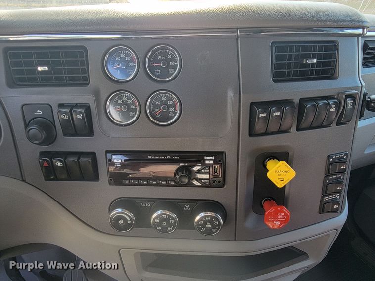 image for item LL9665 2017 Peterbilt 579  semi truck