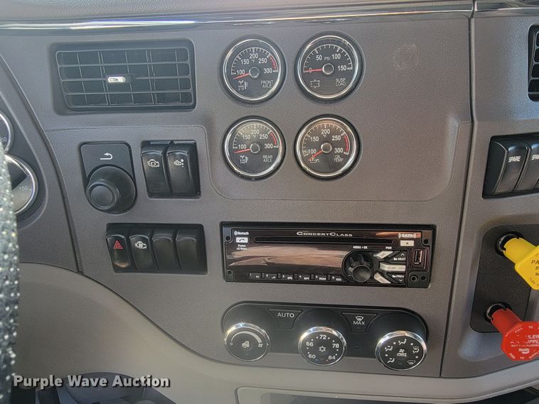 image for item LL9665 2017 Peterbilt 579  semi truck