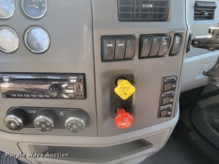 image for item LL9665 2017 Peterbilt 579  semi truck