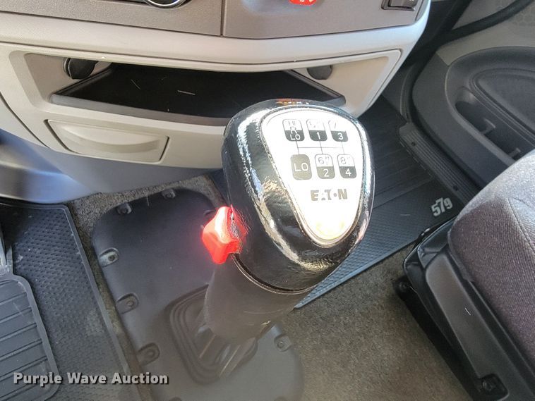 image for item LL9665 2017 Peterbilt 579  semi truck