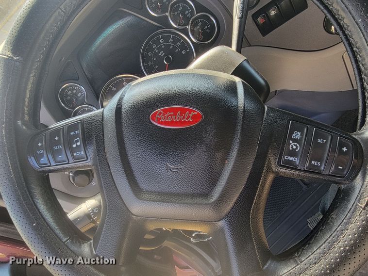 image for item LL9665 2017 Peterbilt 579  semi truck