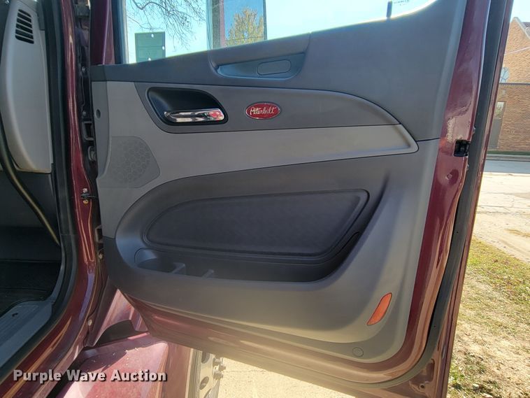 image for item LL9665 2017 Peterbilt 579  semi truck