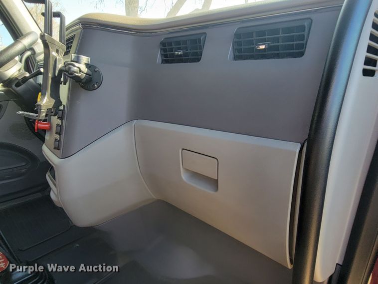 image for item LL9665 2017 Peterbilt 579  semi truck