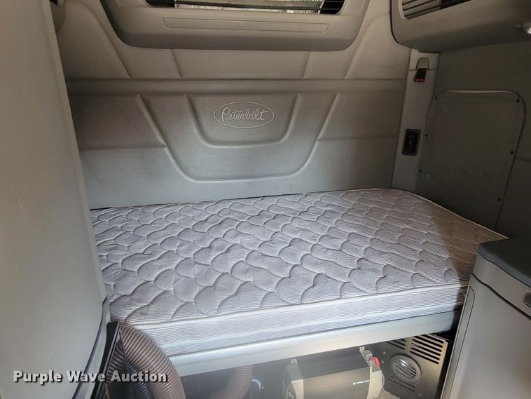 image for item LL9665 2017 Peterbilt 579  semi truck