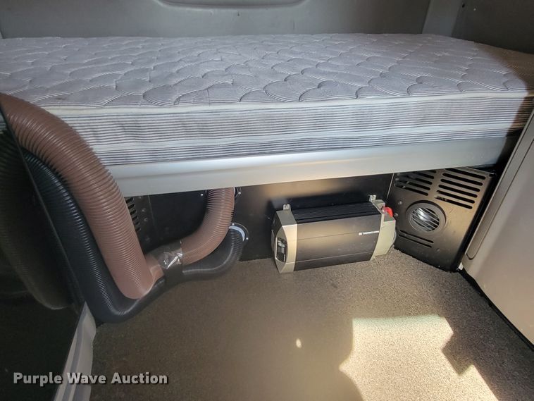 image for item LL9665 2017 Peterbilt 579  semi truck