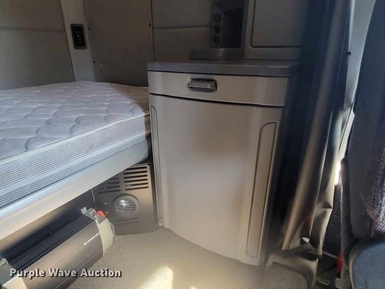 image for item LL9665 2017 Peterbilt 579  semi truck