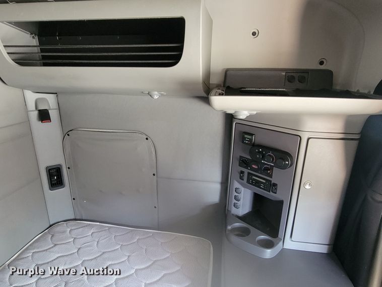 image for item LL9665 2017 Peterbilt 579  semi truck