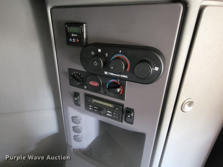 image for item LL9665 2017 Peterbilt 579  semi truck