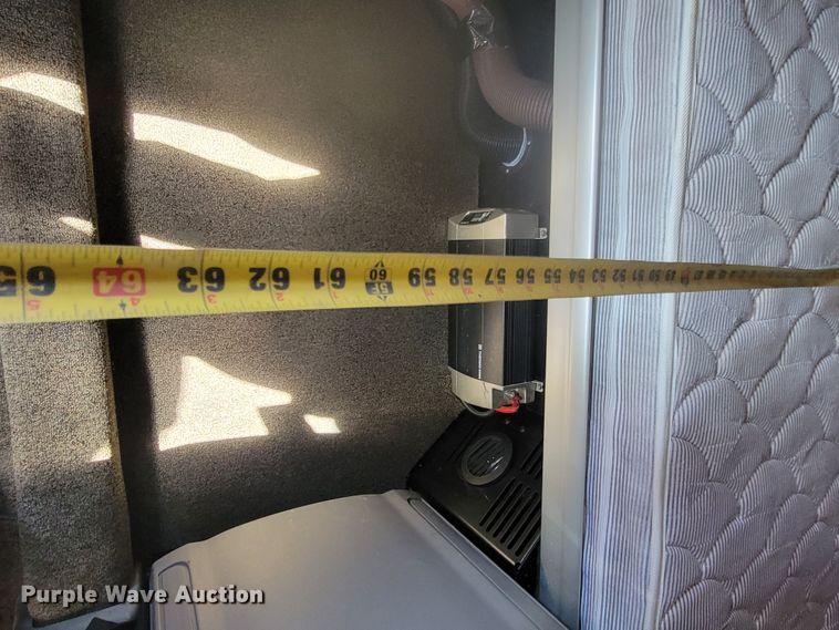 image for item LL9665 2017 Peterbilt 579  semi truck