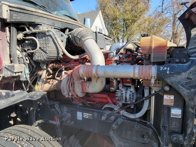 image for item LL9665 2017 Peterbilt 579  semi truck