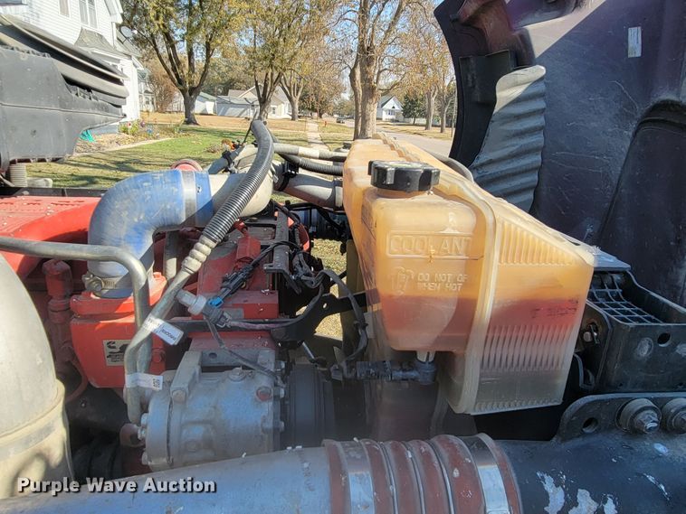 image for item LL9665 2017 Peterbilt 579  semi truck