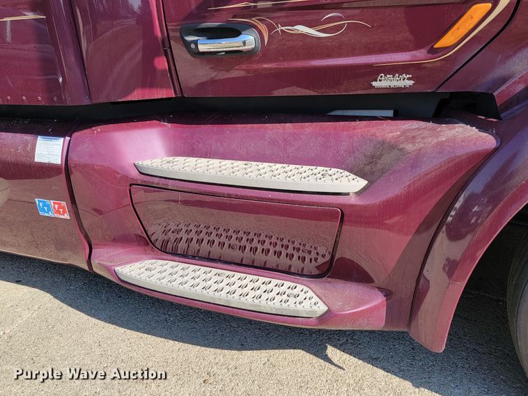 image for item LL9665 2017 Peterbilt 579  semi truck