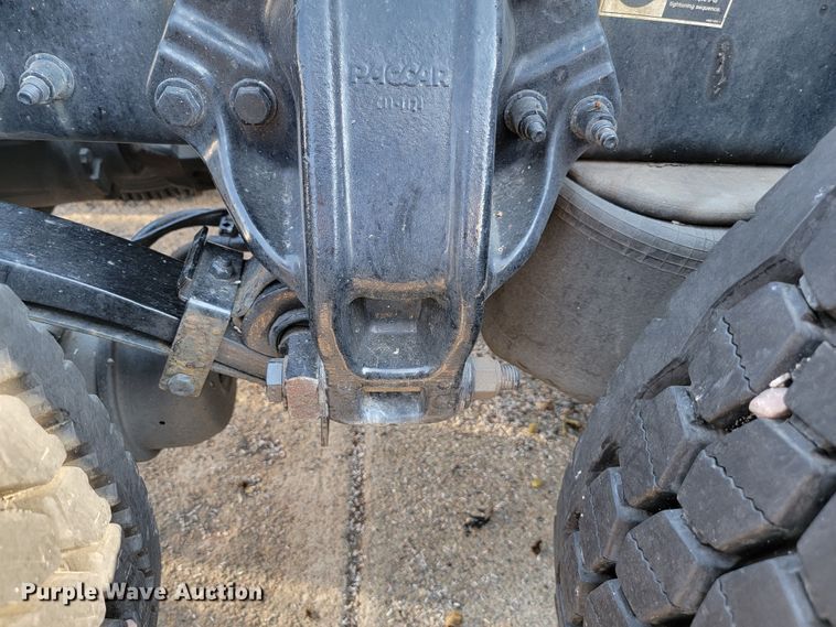 image for item LL9665 2017 Peterbilt 579  semi truck