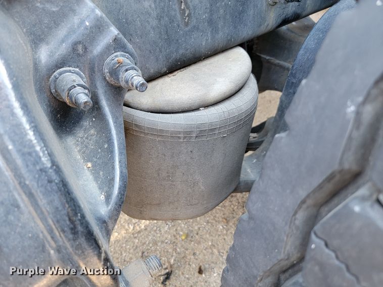 image for item LL9665 2017 Peterbilt 579  semi truck