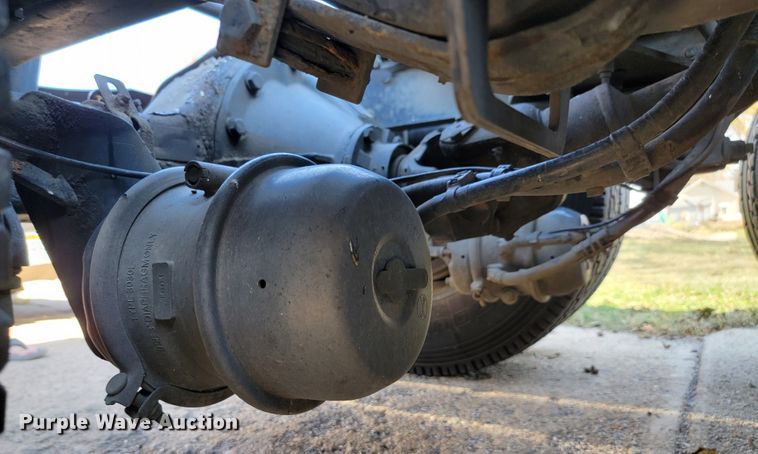 image for item LL9665 2017 Peterbilt 579  semi truck