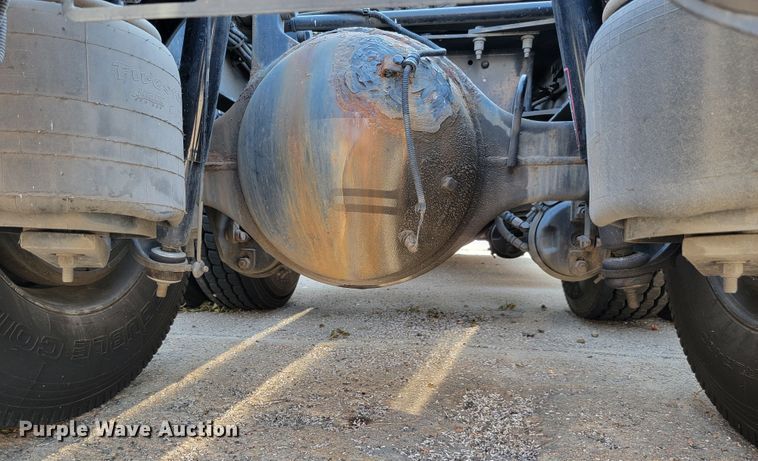 image for item LL9665 2017 Peterbilt 579  semi truck