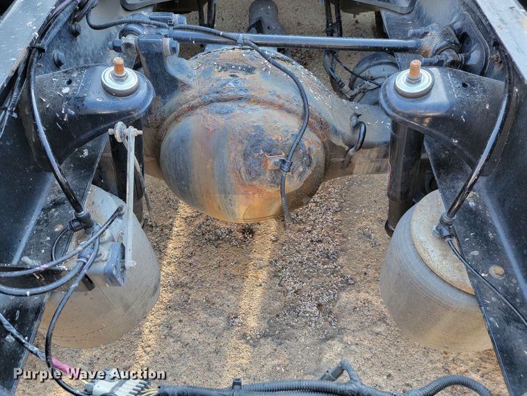 image for item LL9665 2017 Peterbilt 579  semi truck