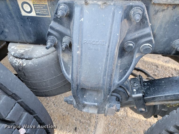 image for item LL9665 2017 Peterbilt 579  semi truck